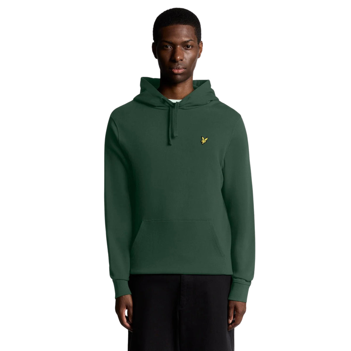 Sweat com capuz Lyle & Scott Pullover Dark Green vestida por modelo de frente, com bolso canguru e águia amarela no peito.