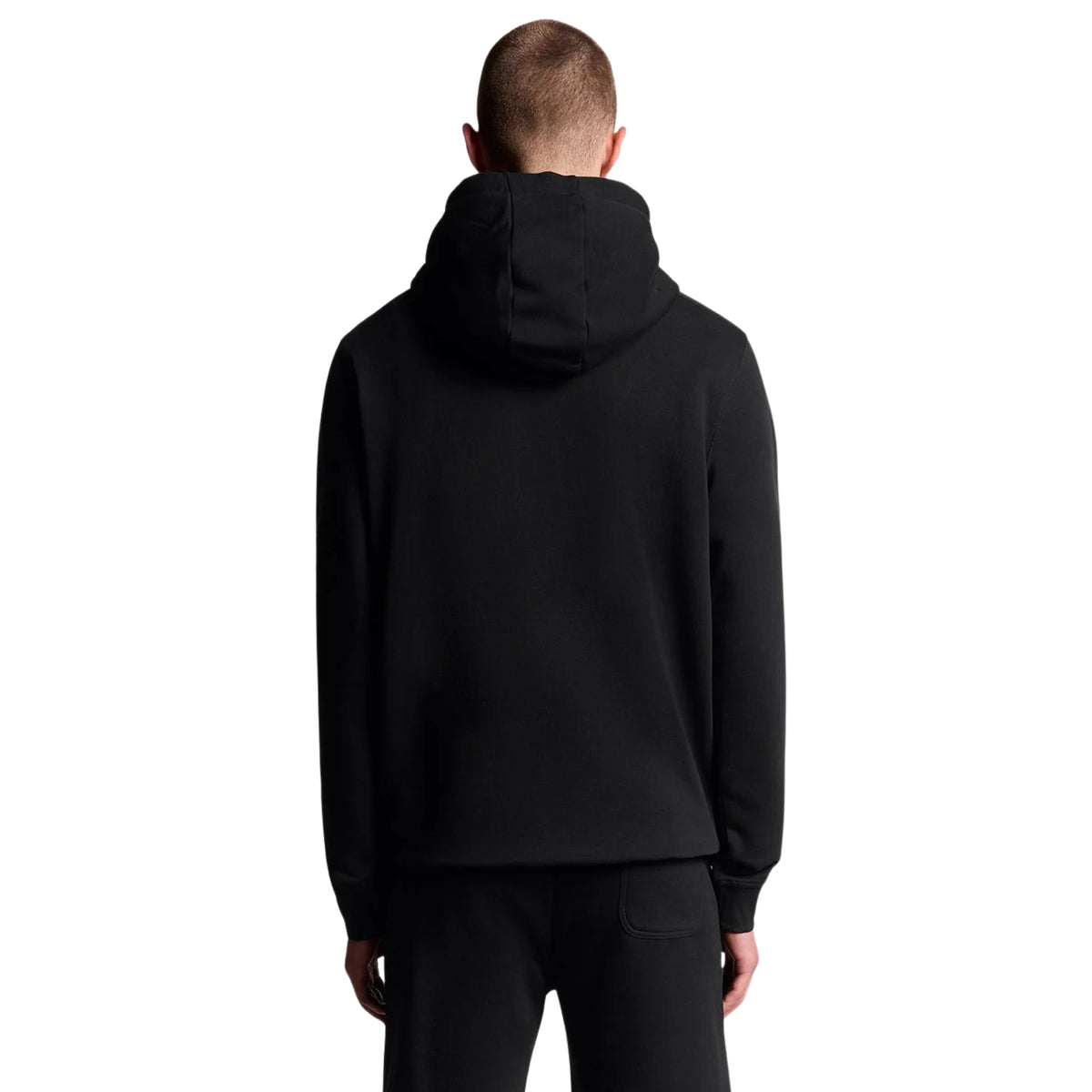Vista de costas da sweat com capuz Lyle & Scott Pullover preta, vestida por modelo, com capuz pousado e costas lisas.