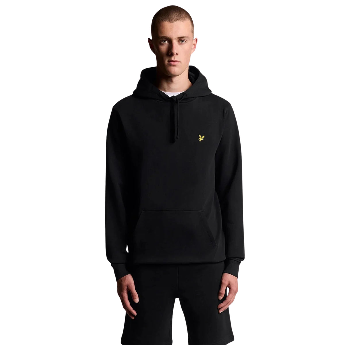 Sweat com capuz Lyle & Scott Pullover Jet Black vestida por modelo de frente, com bolso canguru e águia amarela no peito.