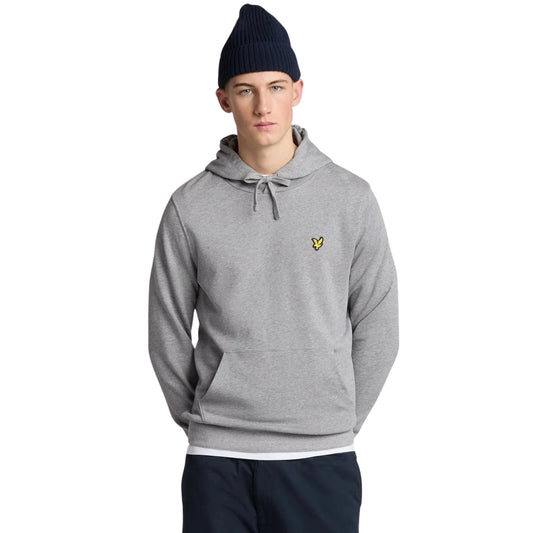Sweat com capuz Lyle & Scott Pullover Mid Grey Marl vestida por modelo de frente, com bolso canguru e águia amarela no peito.