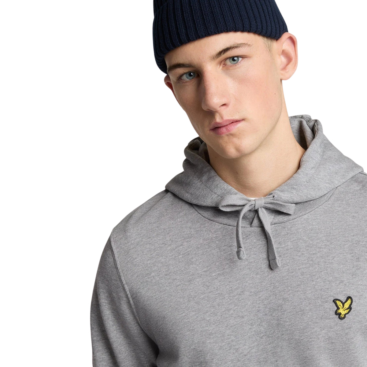 Pormenor do capuz com cordão e da águia amarela no peito da sweat Lyle & Scott Pullover cinzenta mesclada.