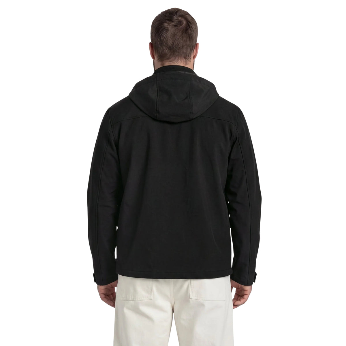 Vista de costas do casaco Lyle & Scott Softshell Field preto, vestido por modelo, com capuz pousado nas costas.