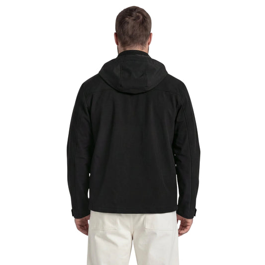 Vista de costas do casaco Lyle & Scott Softshell Field preto, vestido por modelo, com capuz pousado nas costas.
