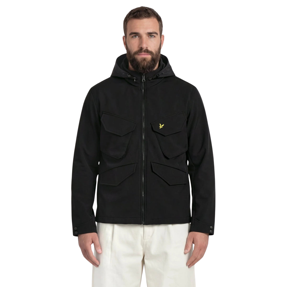 Casaco Lyle & Scott Softshell Field em Jet Black vestido por modelo de frente, com capuz e quatro bolsos de pala.