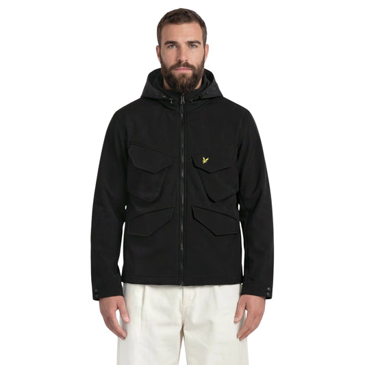Casaco Lyle & Scott Softshell Field em Jet Black vestido por modelo de frente, com capuz e quatro bolsos de pala.