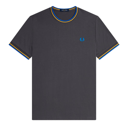 Fred Perry Twin Tipped T-Shirt Gunmetal/Golden Hour/Kingfisher. Foto da parte da frente.