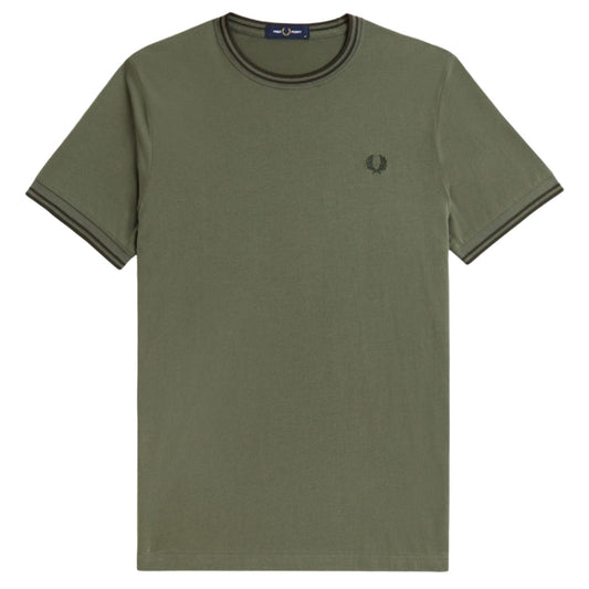 Fred Perry Twin Tipped Short Sleeve T-Shirt Laurel Wreath Green/Night Green. Foto da parte da frente.