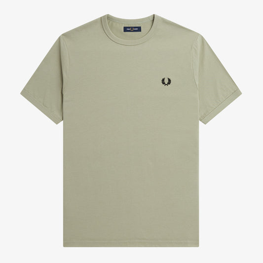 Fred Perry Ringer T-Shirt Seagrass. Foto da parte da frente.