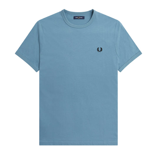 Fred Perry Ringer T-Shirt Ash Blue. Foto da parte da frente.