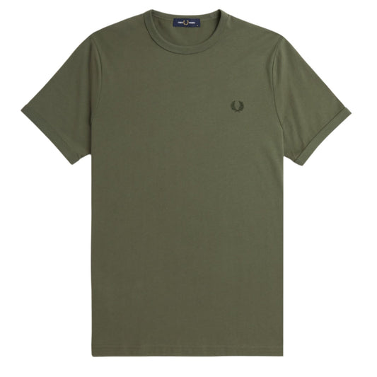 Fred Perry Ringer Short Sleeve T-Shirt Laurel Wreath Green. Foto da parte da frente.