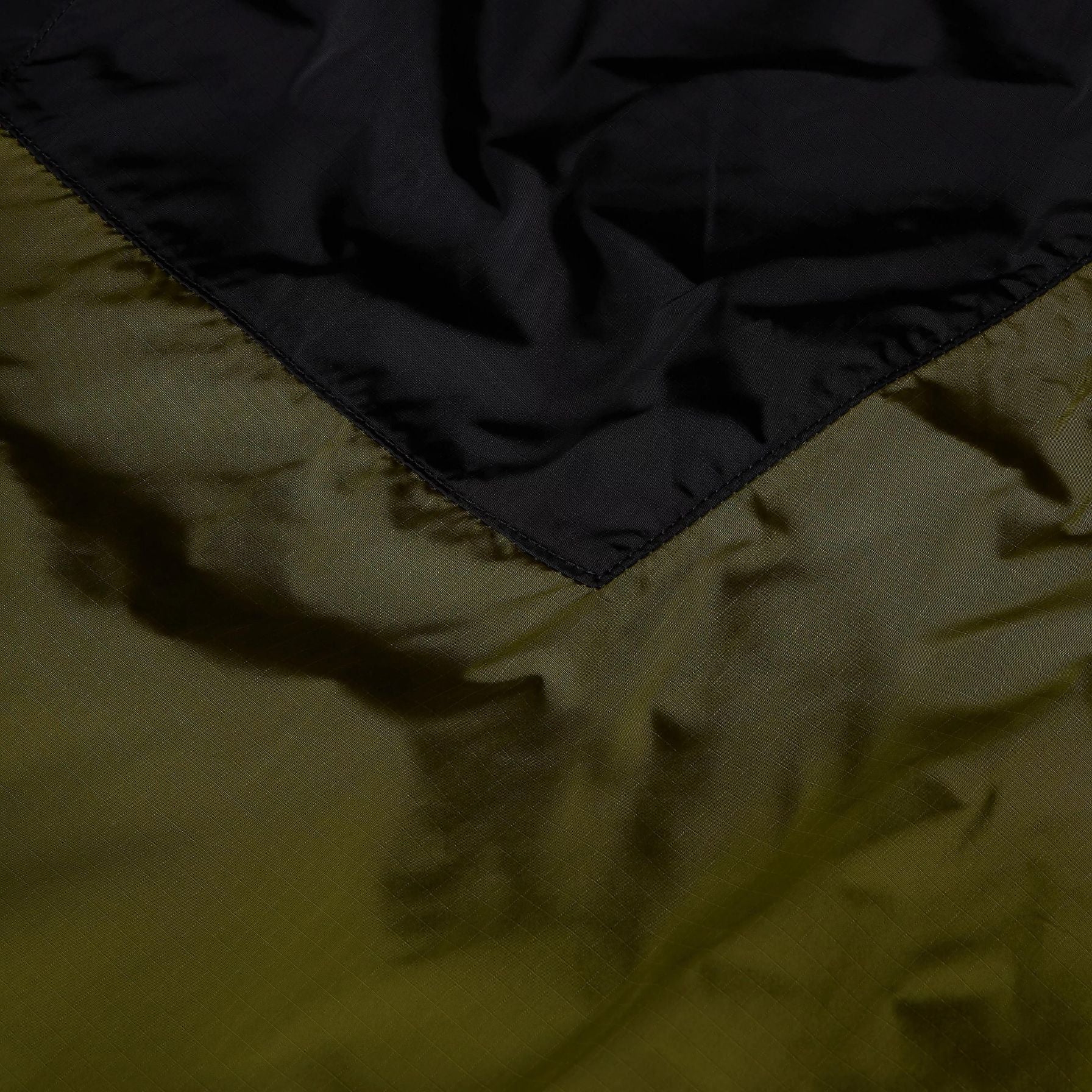 The North Face Tustin Cargo Pocket Jacket Forest Olive. Foto em detalhe do tecido.