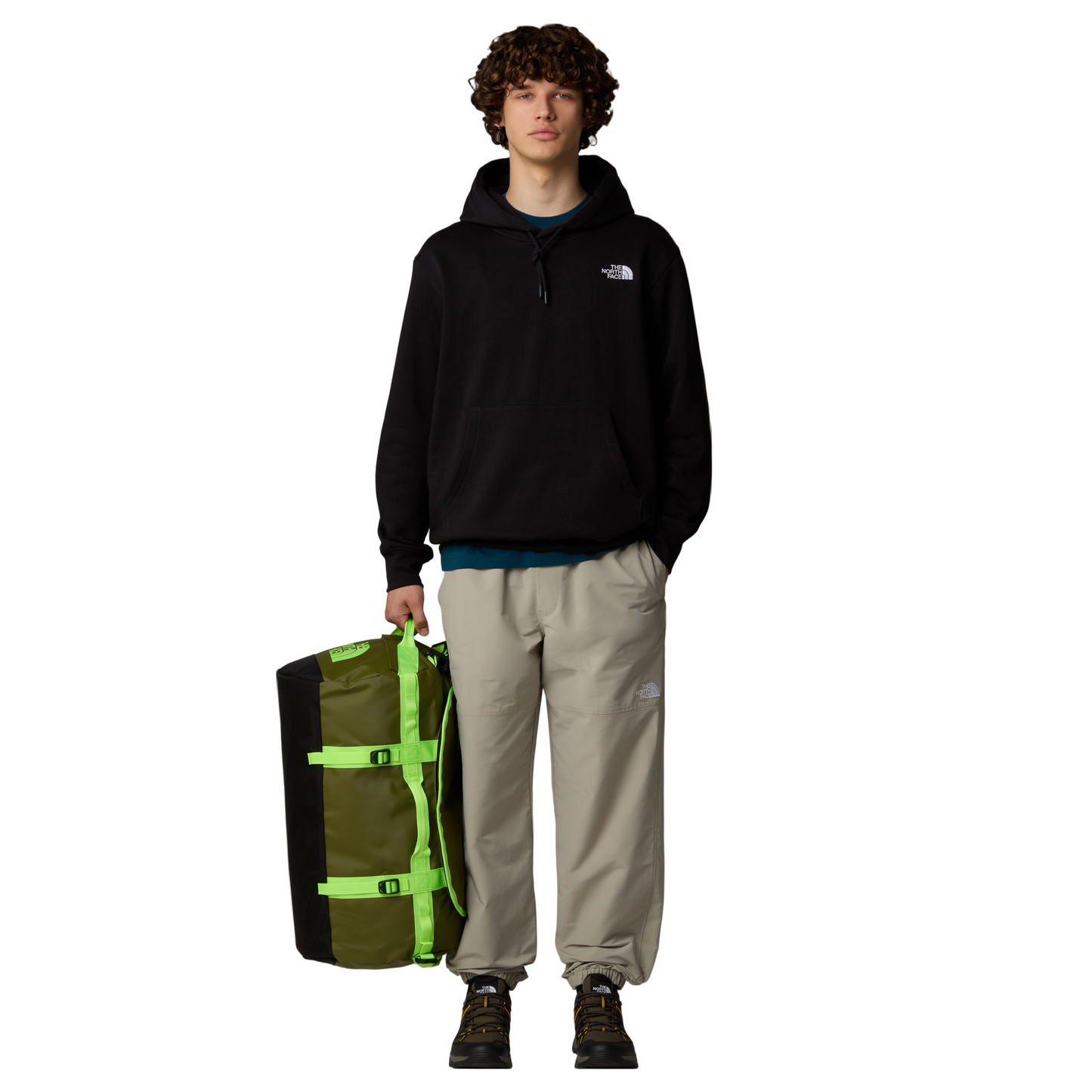 Sweat com carapuço para homem The North Face Essential Relaxed em TNF Black. Foto da parte da frente vestida.