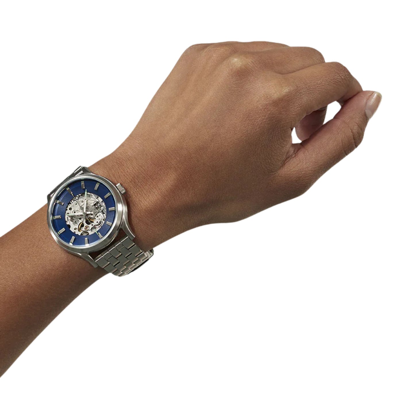 Relógio mecânico para homem Nixon Spectra Azul Marinho Sunray/Prateado. Foto do relógio no pulso.