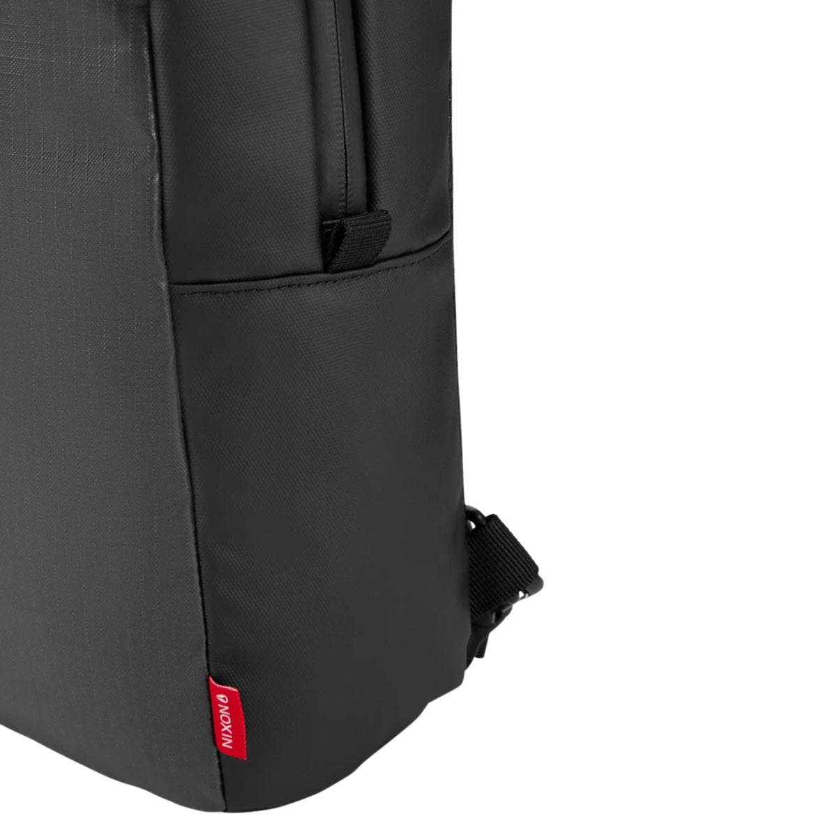 Pormenor da lateral da bolsa Nixon Syndicate Sling Bag Asphalt, com costuras, fecho de correr e etiqueta vermelha Nixon.