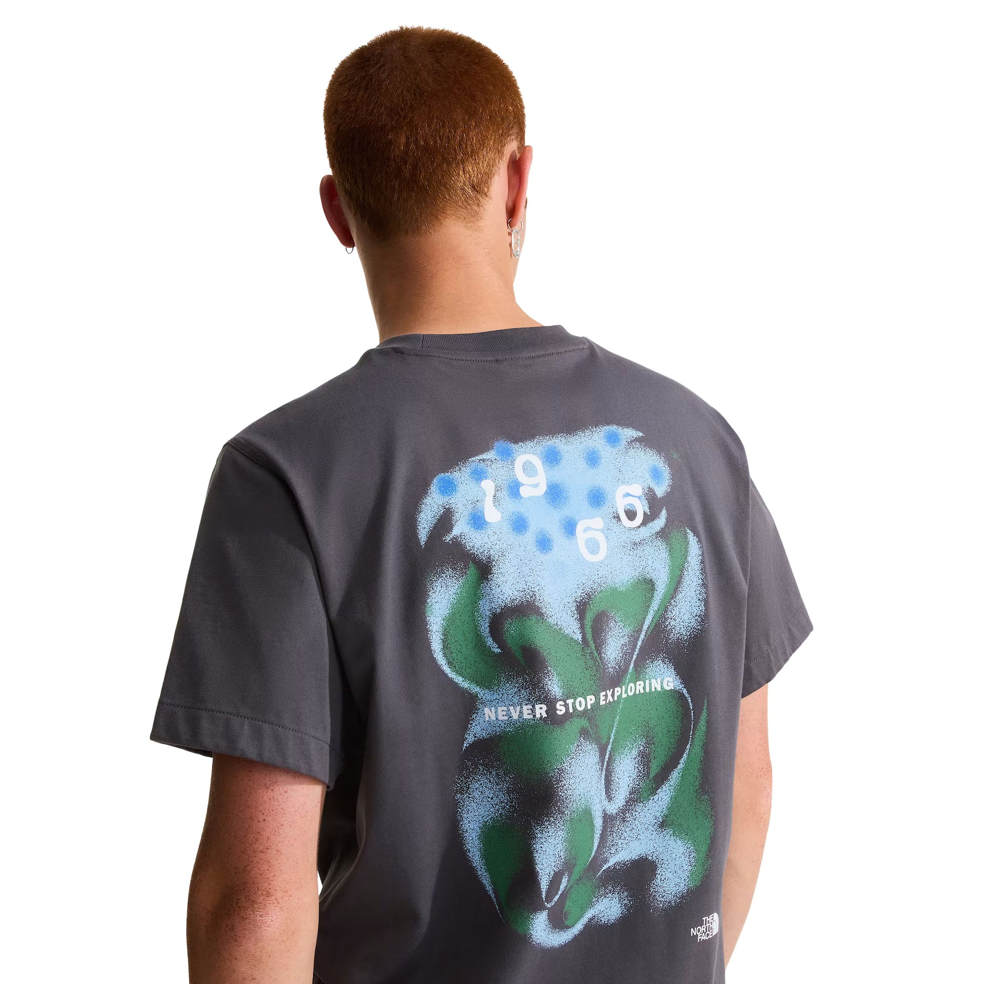 T-Shirt de manga curta para homem The North Face 1966 Motion Relaxed Graphic em Cinza Transcendent. Foto da parte de trás, vestida.