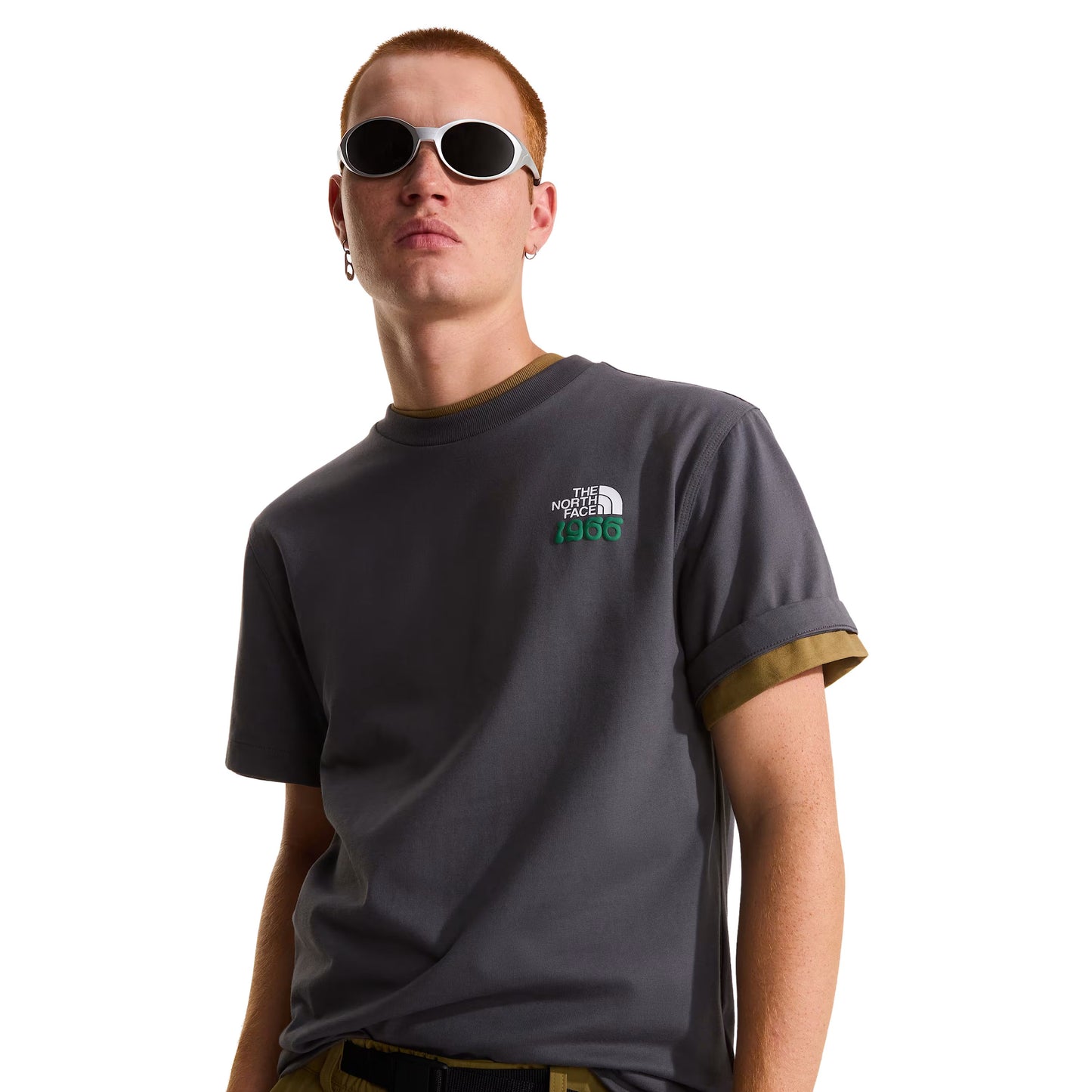 T-Shirt de manga curta para homem The North Face 1966 Motion Relaxed Graphic em Cinza Transcendent. Foto da parte da frente, vestida.