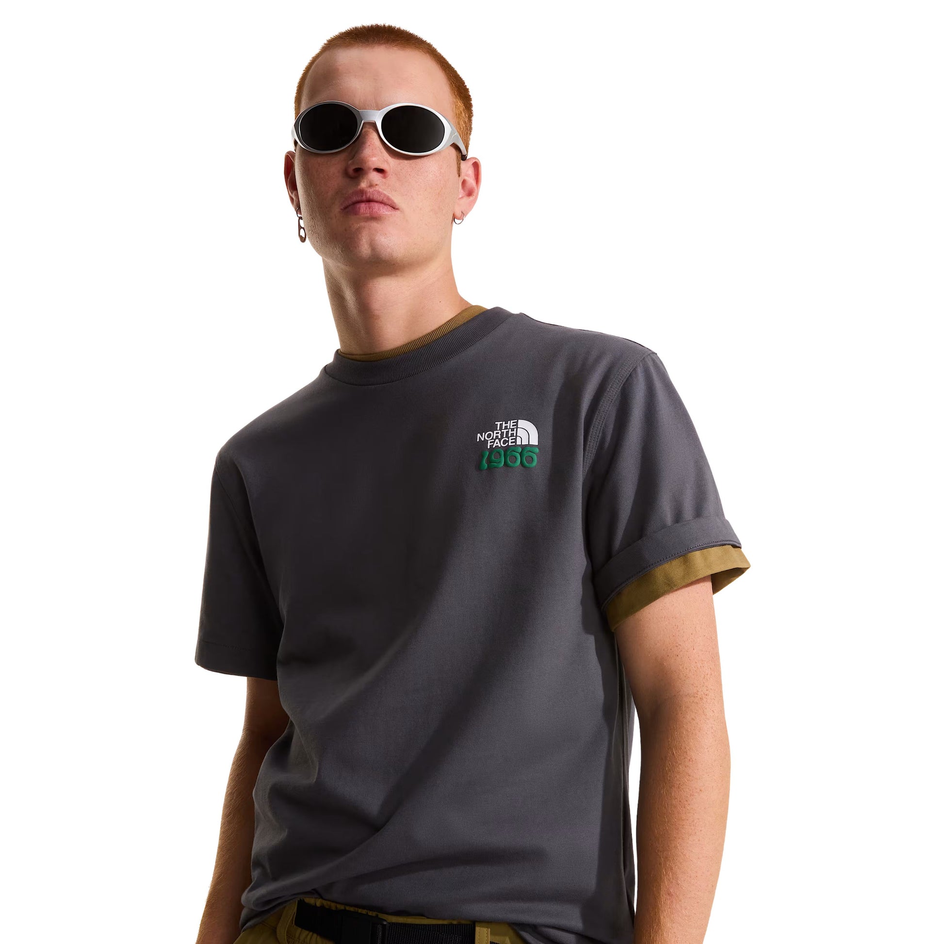 T-Shirt de manga curta para homem The North Face 1966 Motion Relaxed Graphic em Cinza Transcendent. Foto da parte da frente, vestida.
