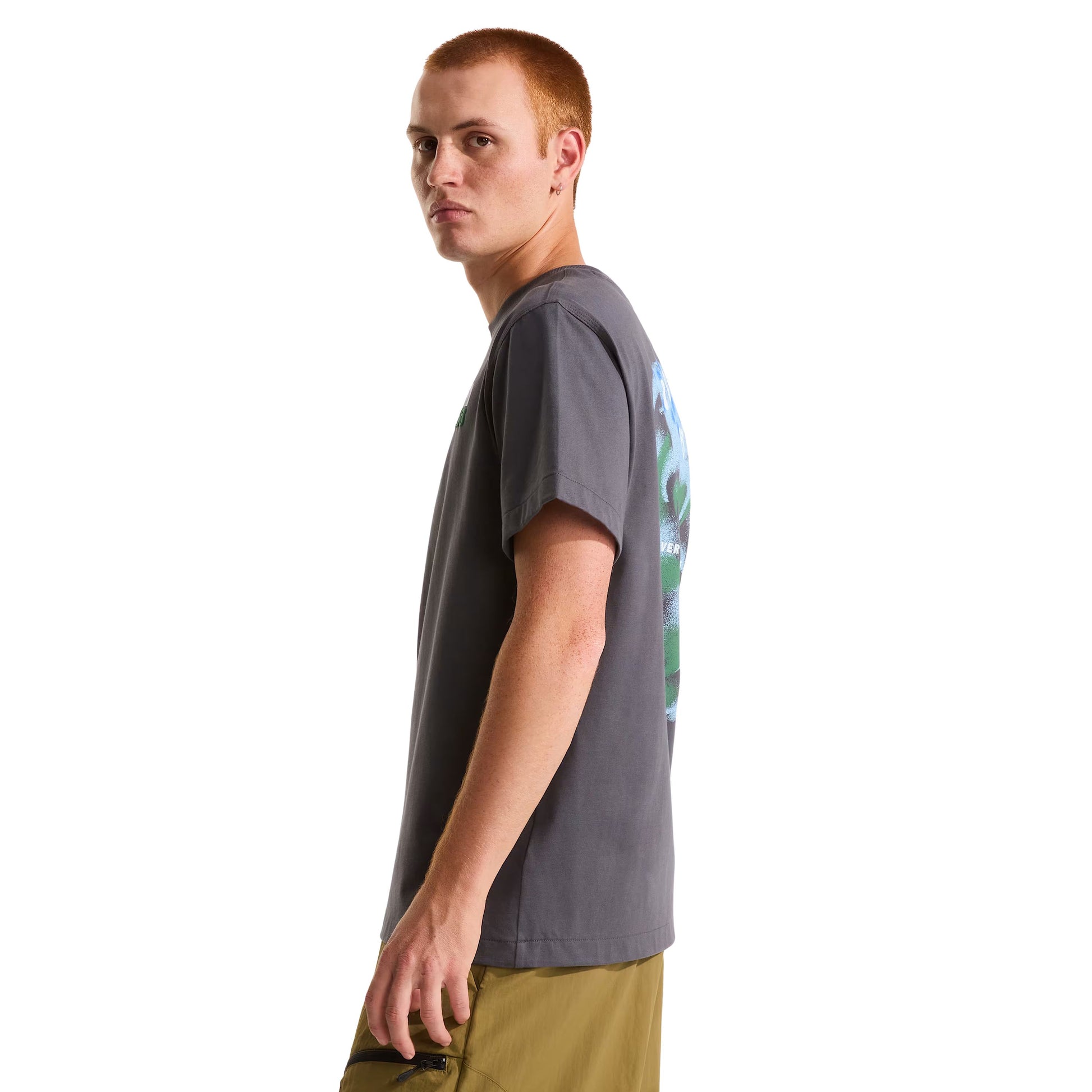 T-Shirt de manga curta para homem The North Face 1966 Motion Relaxed Graphic em Cinza Transcendent. Foto da lateral, vestida.