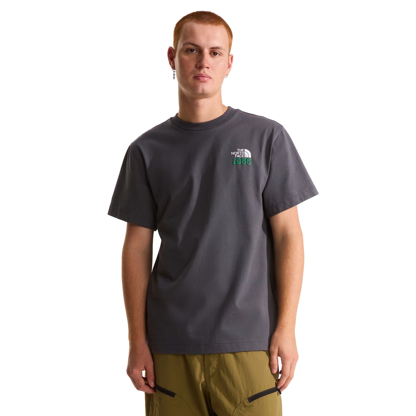 T-Shirt de manga curta para homem The North Face 1966 Motion Relaxed Graphic em Cinza Transcendent. Foto da parte da frente, vestida.