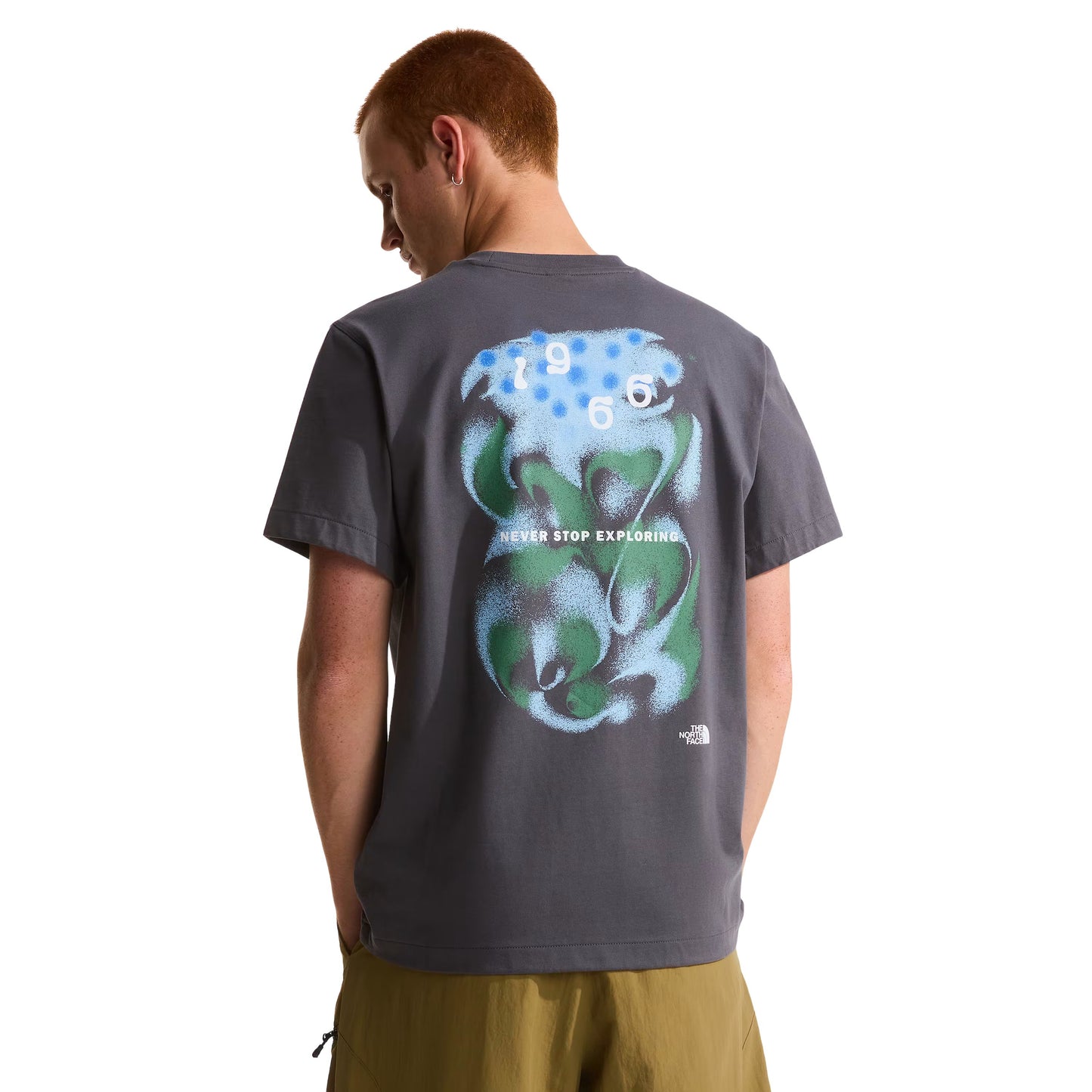 T-Shirt de manga curta para homem The North Face 1966 Motion Relaxed Graphic em Cinza Transcendent. Foto da parte de trás, vestida.