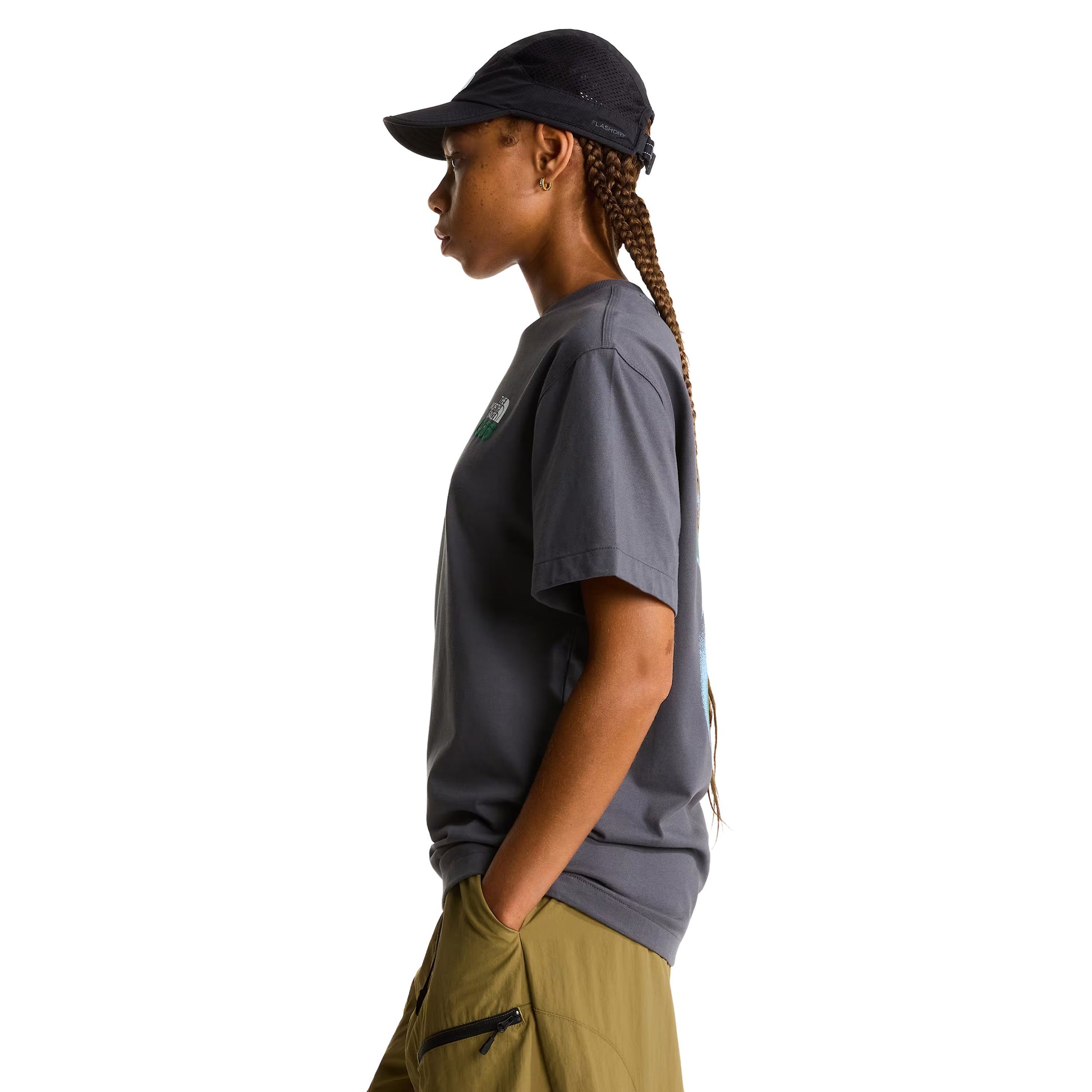 T-Shirt de manga curta para homem The North Face 1966 Motion Relaxed Graphic em Cinza Transcendent. Foto da lateral, vestida.