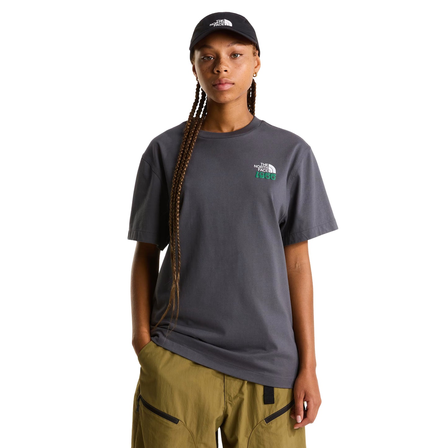 T-Shirt de manga curta para homem The North Face 1966 Motion Relaxed Graphic em Cinza Transcendent. Foto da parte da frente, vestida.