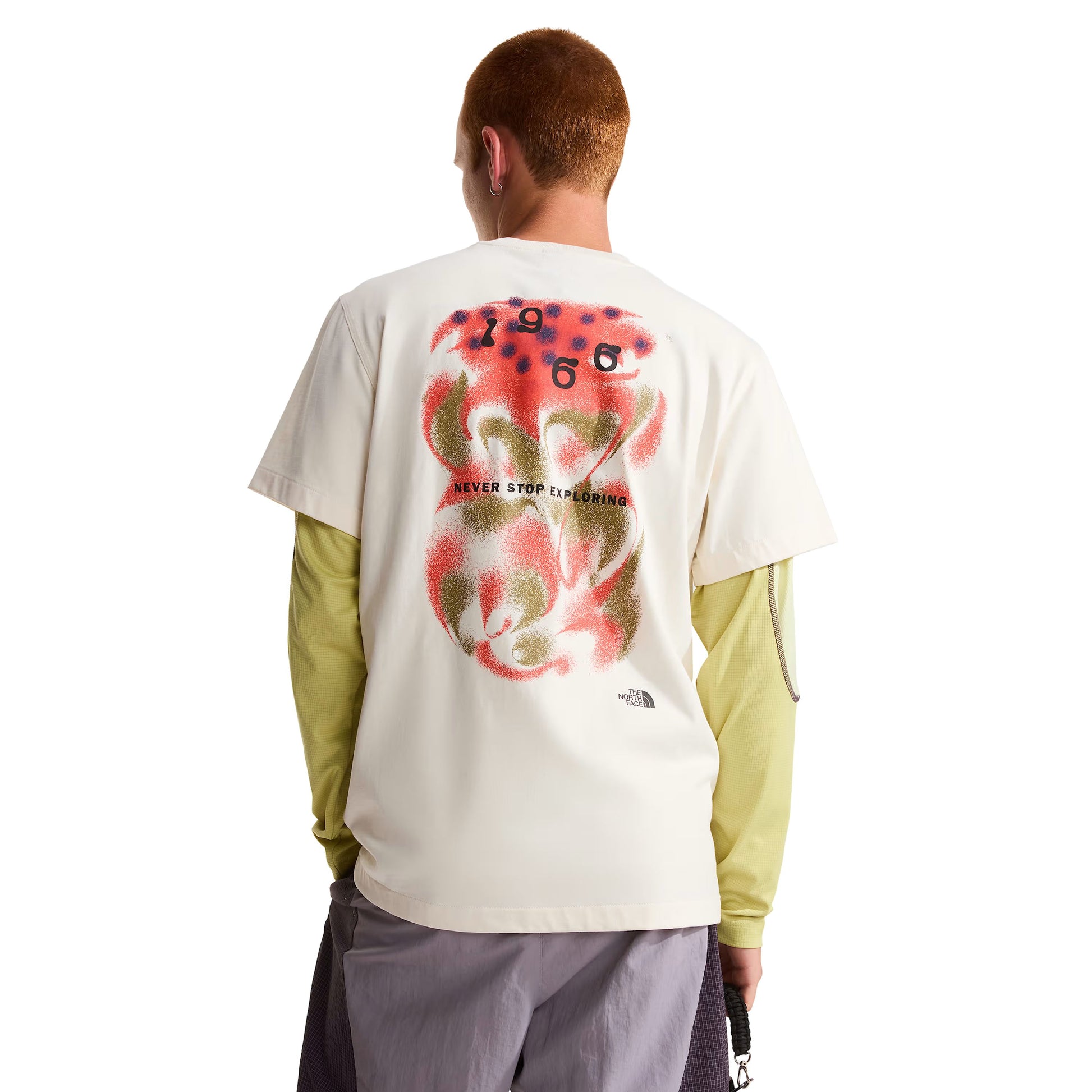 T-Shirt de manga curta para homem The North Face 1966 Motion Relaxed Graphic em Branco Dune. Foto da parte de trás, vestida.