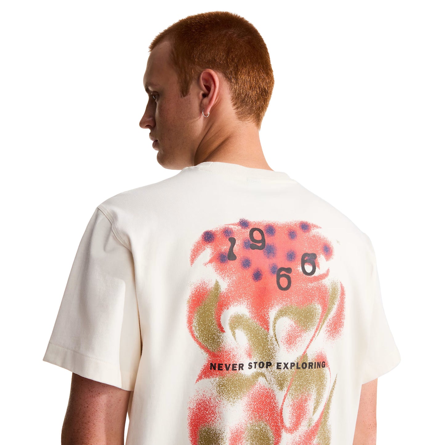 T-Shirt de manga curta para homem The North Face 1966 Motion Relaxed Graphic em Branco Dune. Foto de detalhe da parte de trás, vestida.