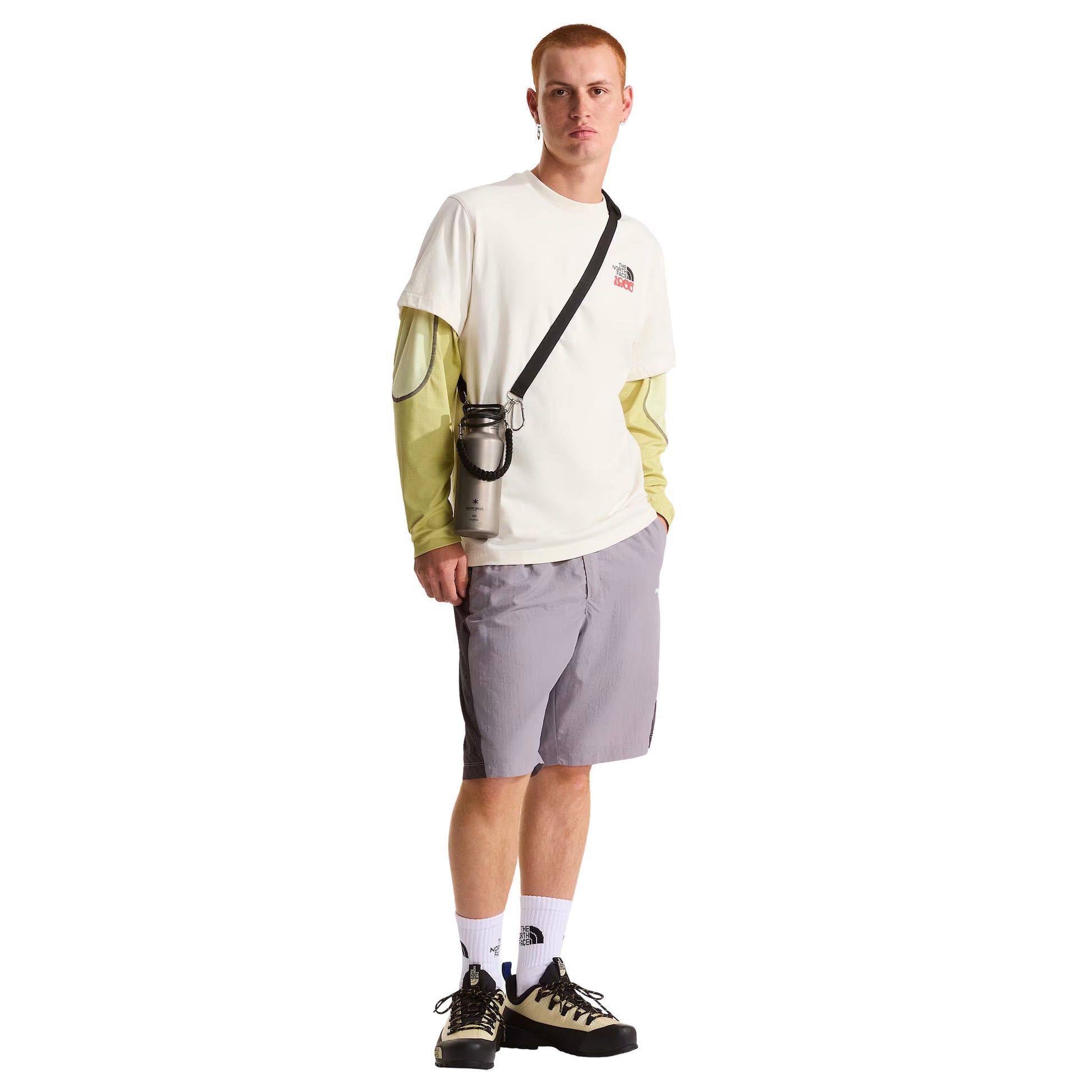 T-Shirt de manga curta para homem The North Face 1966 Motion Relaxed Graphic em Branco Dune. Foto da parte da frente, vestida.