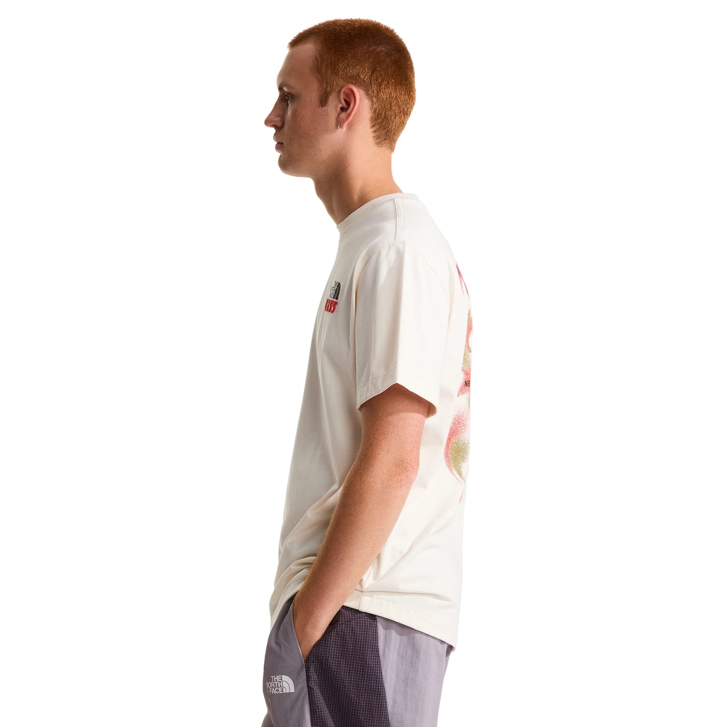 T-Shirt de manga curta para homem The North Face 1966 Motion Relaxed Graphic em Branco Dune. Foto da lateral, vestida.