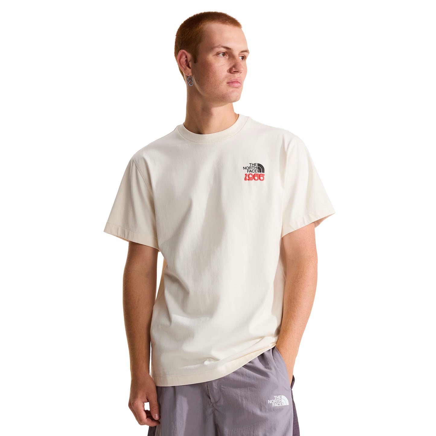 T-Shirt de manga curta para homem The North Face 1966 Motion Relaxed Graphic em Branco Dune. Foto da parte da frente, vestida.