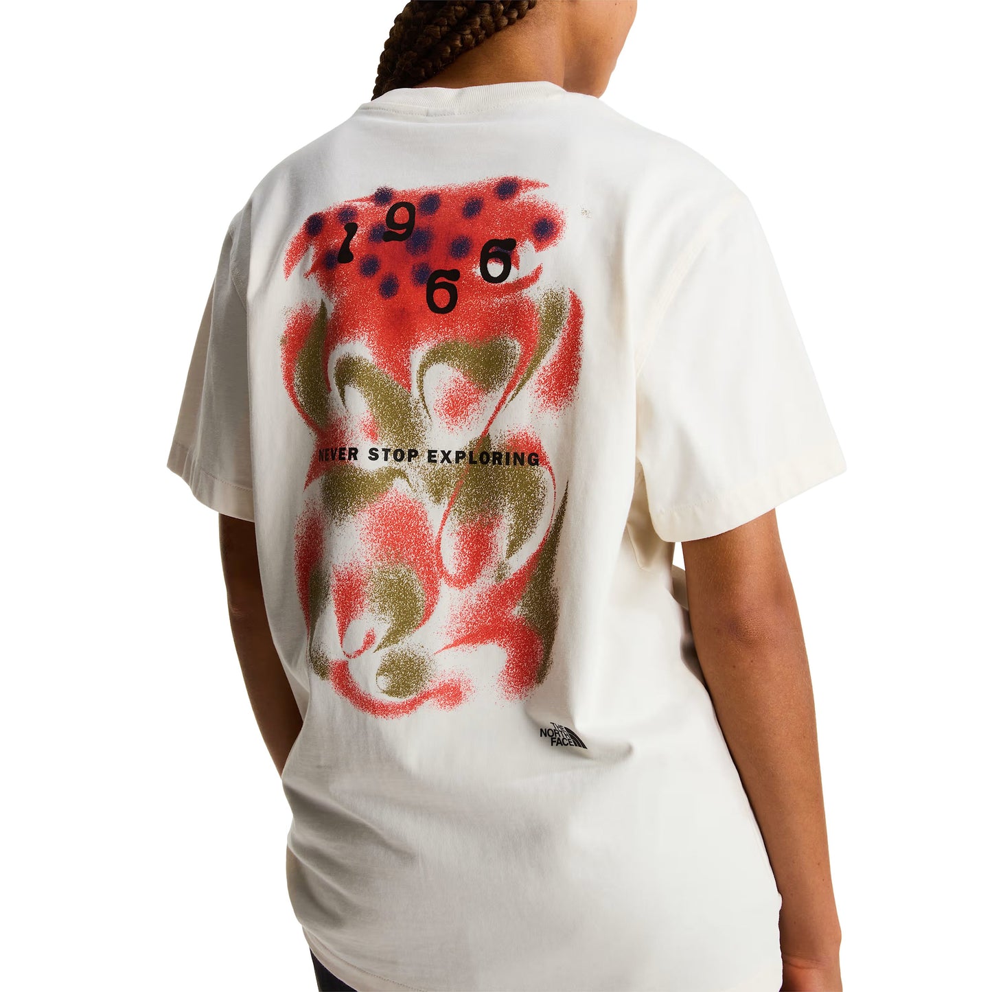 T-Shirt de manga curta para homem The North Face 1966 Motion Relaxed Graphic em Branco Dune. Foto da parte de trás, vestida.