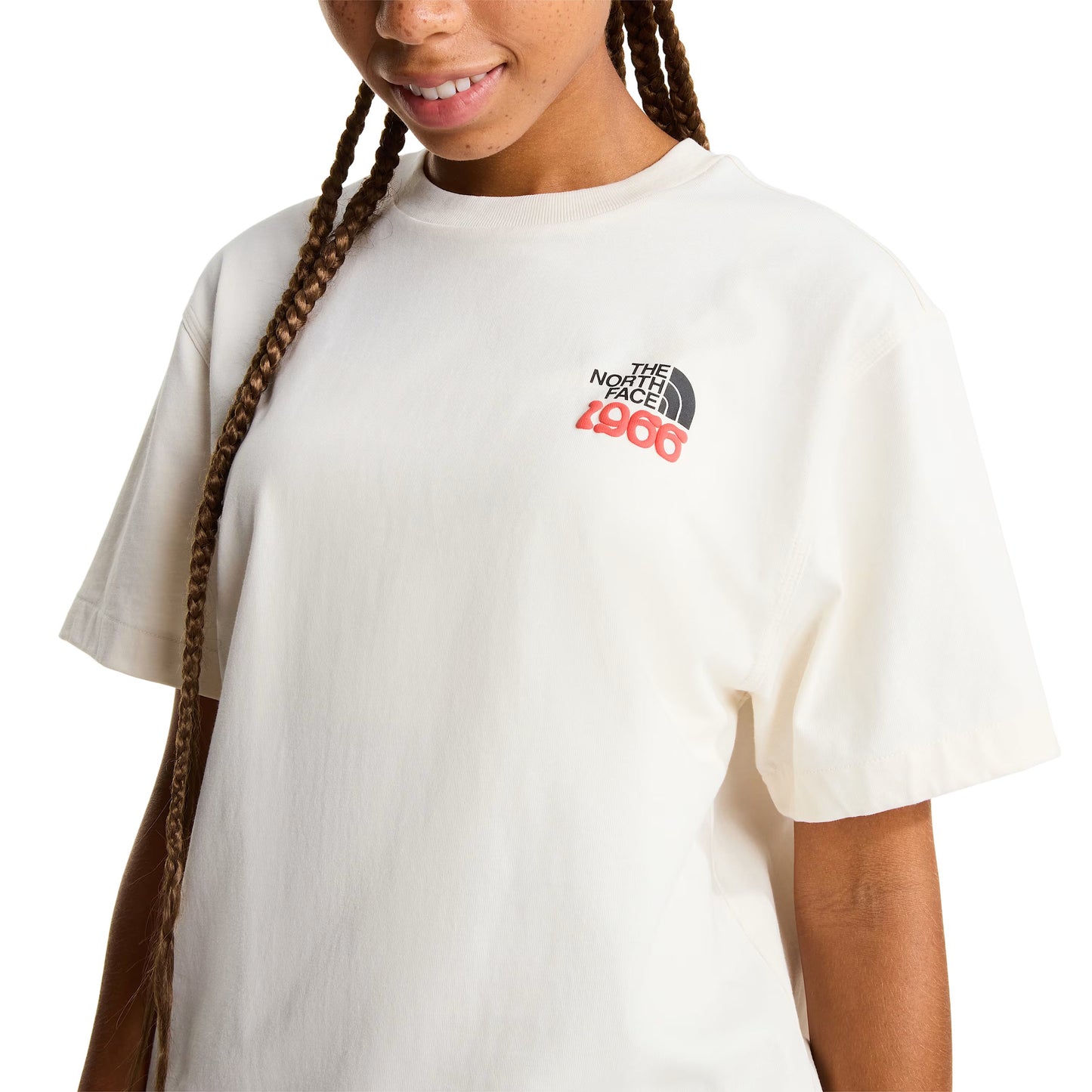 T-Shirt de manga curta para homem The North Face 1966 Motion Relaxed Graphic em Branco Dune. Foto da parte da frente, vestida.