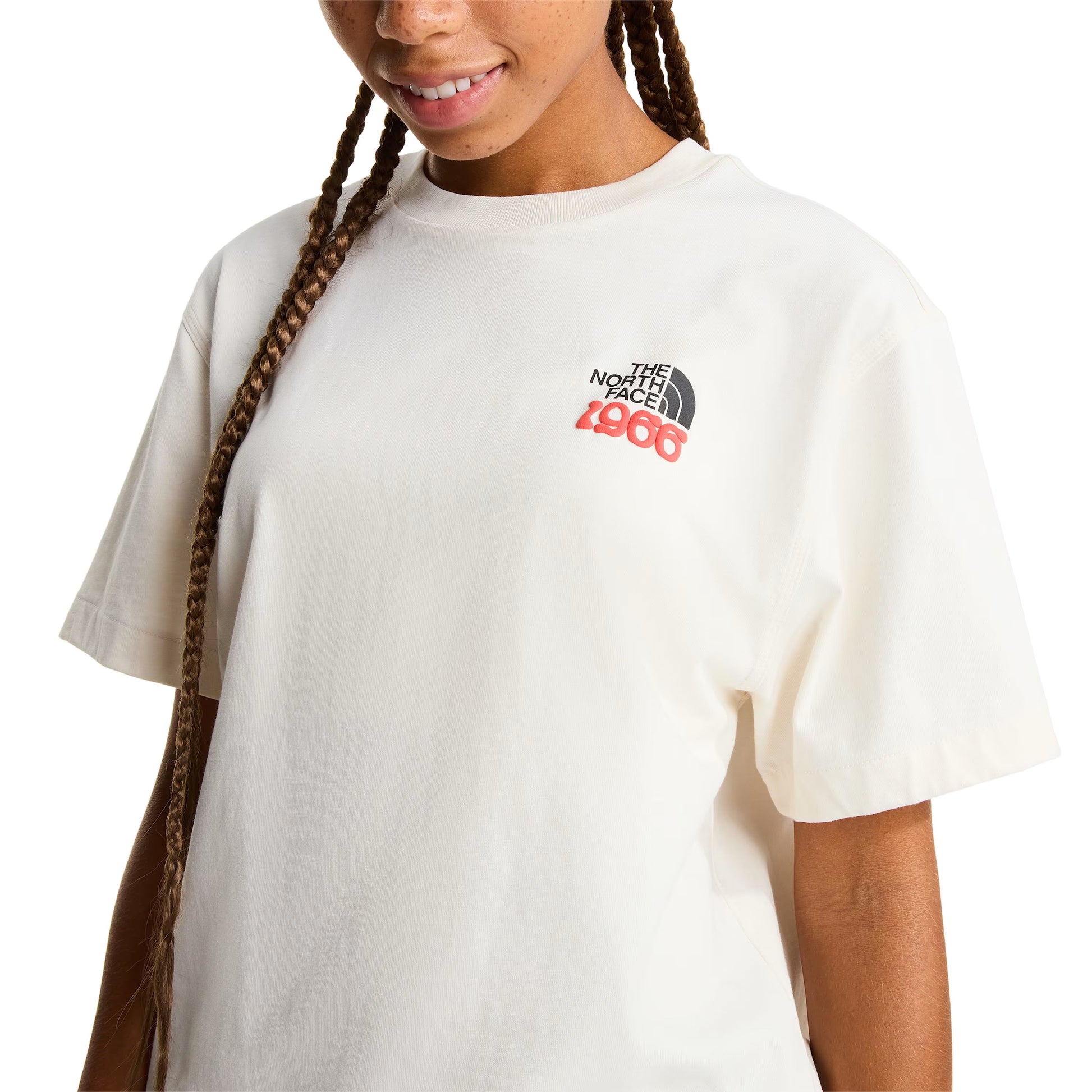T-Shirt de manga curta para homem The North Face 1966 Motion Relaxed Graphic em Branco Dune. Foto da parte da frente, vestida.