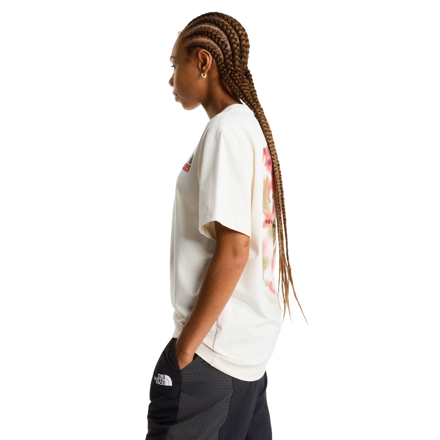 T-Shirt de manga curta para homem The North Face 1966 Motion Relaxed Graphic em Branco Dune. Foto da lateral, vestida.