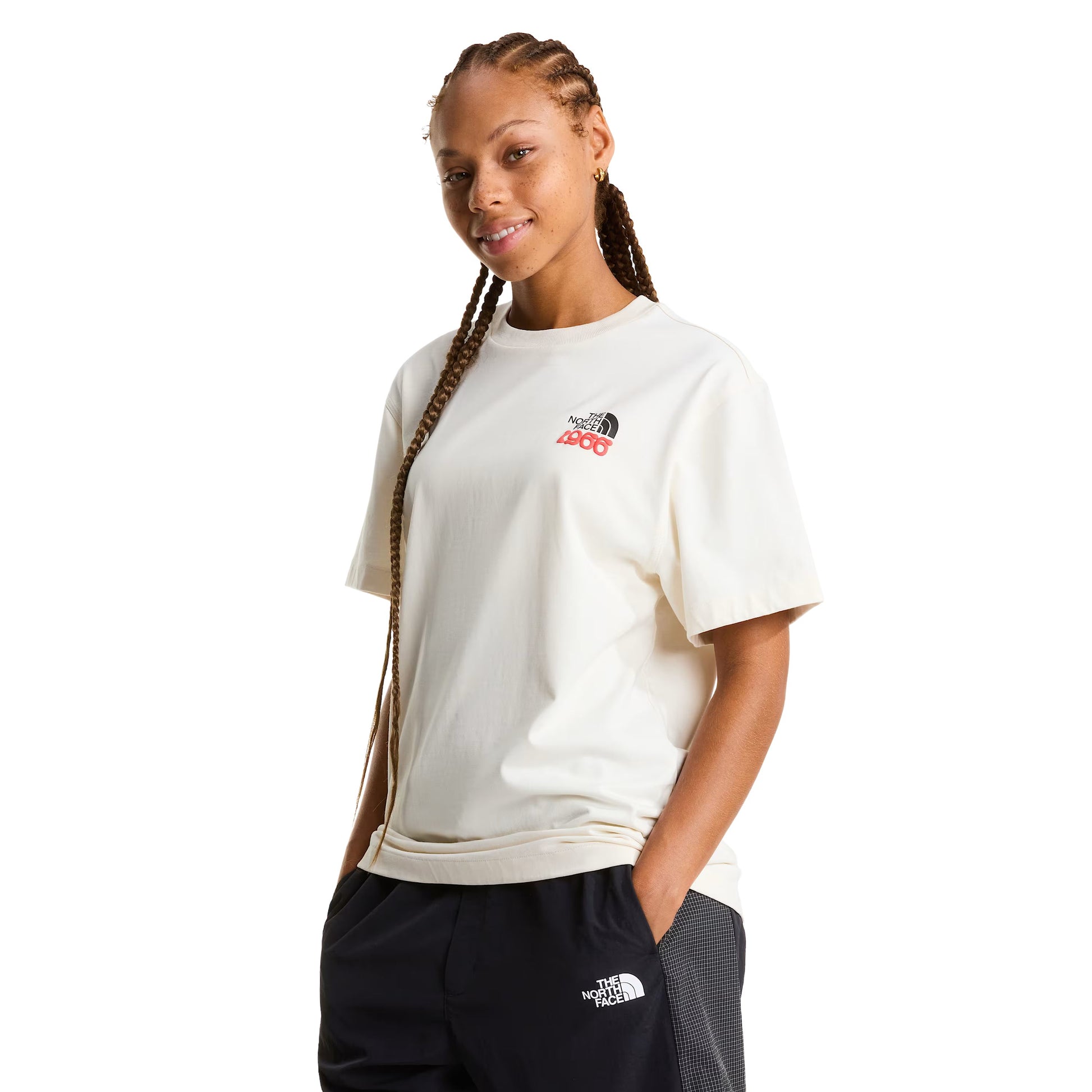 T-Shirt de manga curta para homem The North Face 1966 Motion Relaxed Graphic em Branco Dune. Foto da parte da frente, vestida.