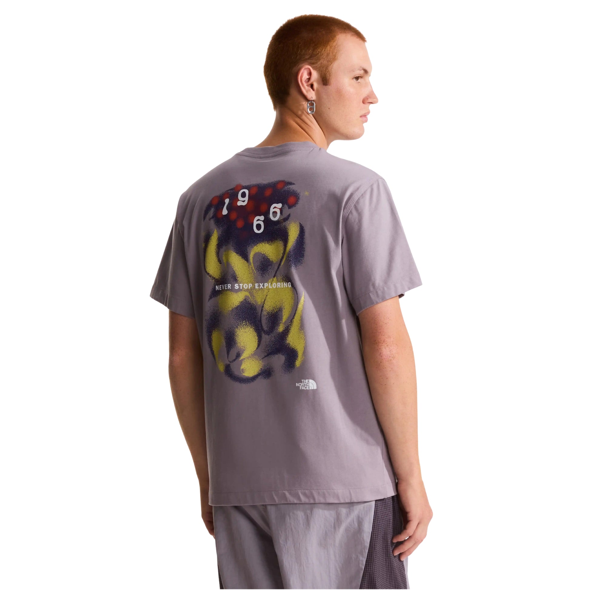 T-Shirt de manga curta unissexo The North Face 1966 Motion Relaxed Graphic em Cinza Transcendent. Foto da parte de trás, vestida em modelo masculino.