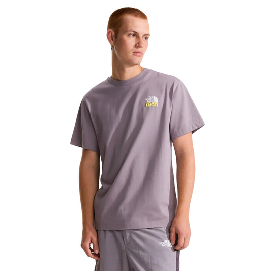 T-Shirt de manga curta unissexo The North Face 1966 Motion Relaxed Graphic em Cinza Transcendent. Foto da parte da frente, vestida em modelo masculino.