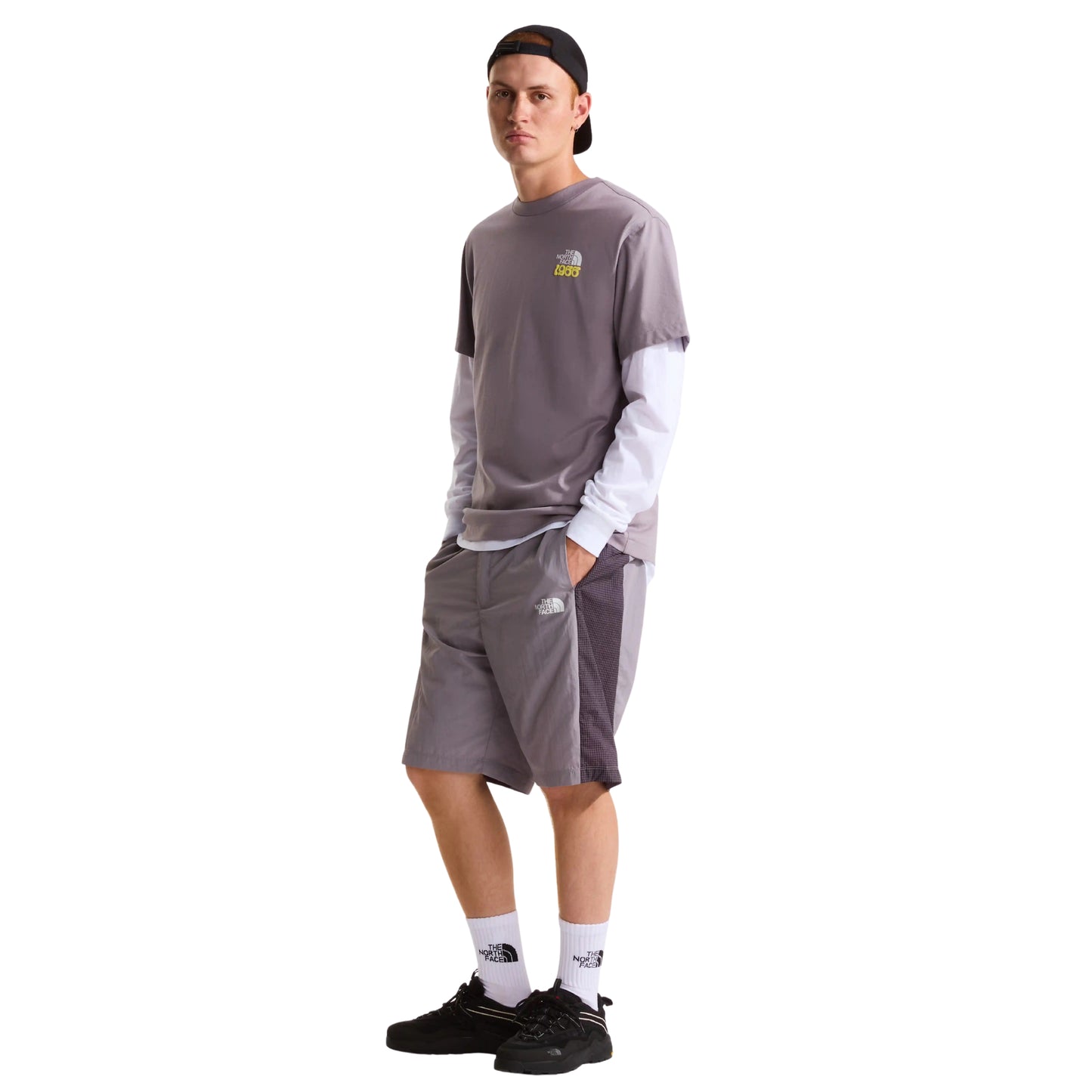 T-Shirt de manga curta unissexo The North Face 1966 Motion Relaxed Graphic em Cinza Transcendent. Foto da parte da frente, vestida em modelo masculino.