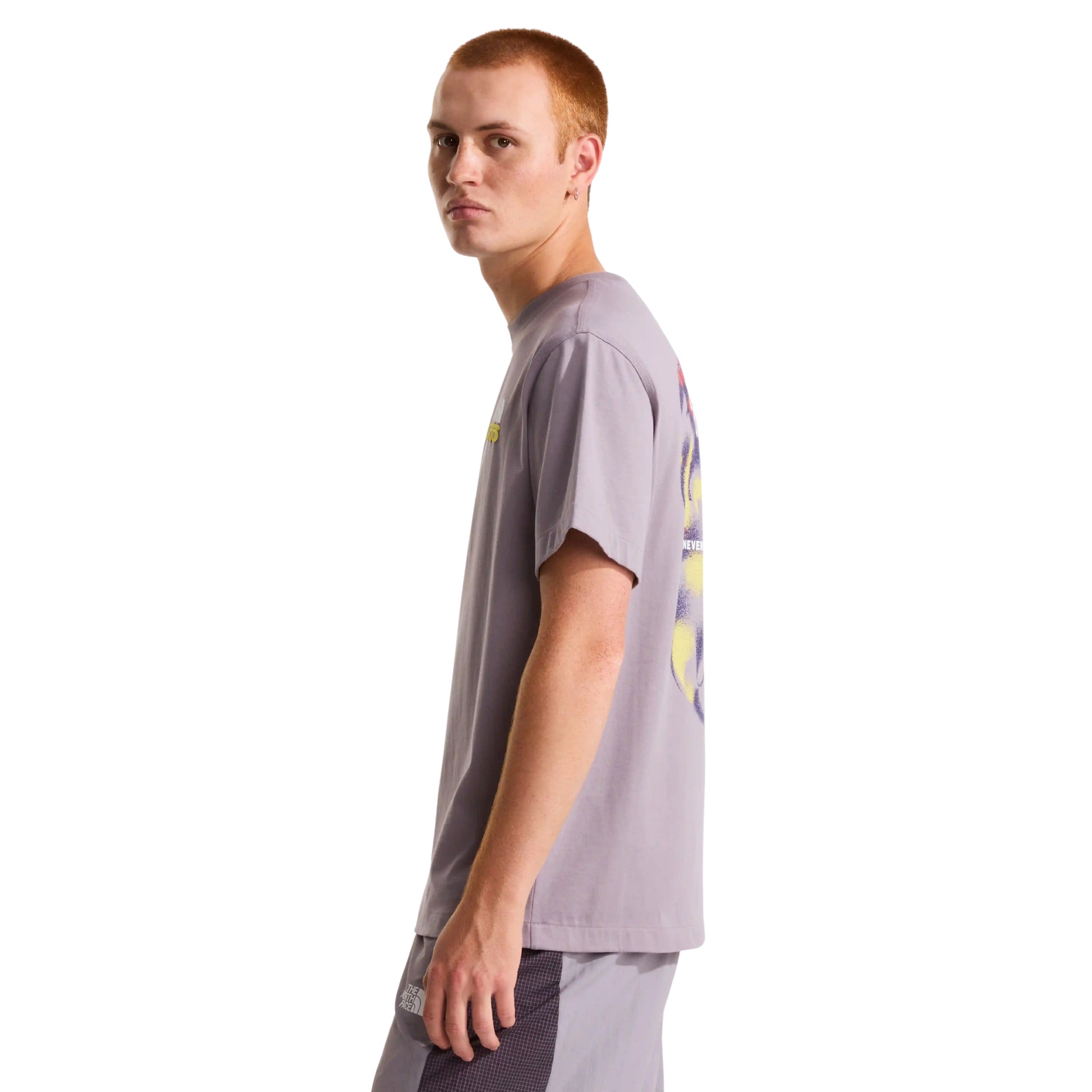 T-Shirt de manga curta unissexo The North Face 1966 Motion Relaxed Graphic em Cinza Transcendent. Foto da lateral, vestida em modelo masculino.