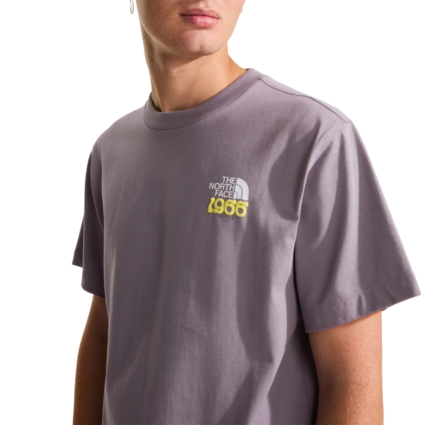 T-Shirt de manga curta para homem The North Face 1966 Motion Relaxed Graphic em Cinza Transcendent. Foto de detalhe da parte da frente, vestida em modelo masculino.