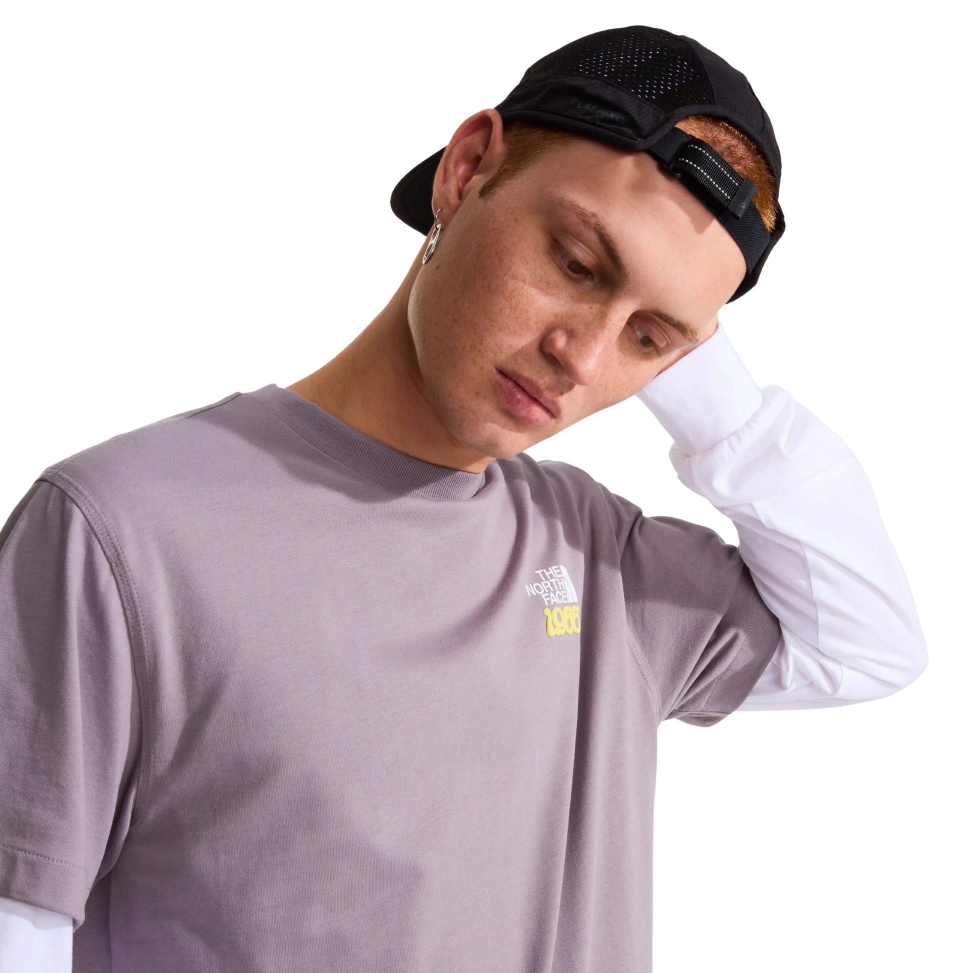 T-Shirt de manga curta para homem The North Face 1966 Motion Relaxed Graphic em Cinza Transcendent. Foto de detalhe da parte da frente, vestida em modelo masculino.