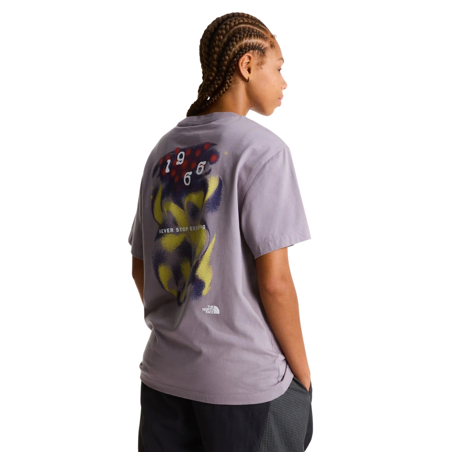 T-Shirt de manga curta unissexo The North Face 1966 Motion Relaxed Graphic em Cinza Transcendent. Foto da parte de trás, vestida em modelo feminino.