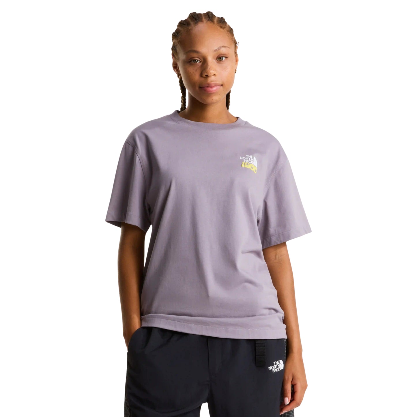 T-Shirt de manga curta unissexo The North Face 1966 Motion Relaxed Graphic em Cinza Transcendent. Foto da parte da frente, vestida em modelo feminino.