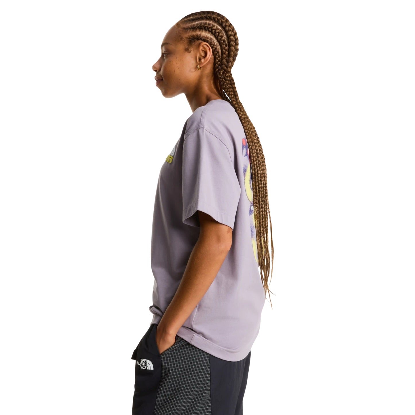 T-Shirt de manga curta para homem The North Face 1966 Motion Relaxed Graphic em Cinza Transcendent. Foto da lateral, vestida em modelo feminino.