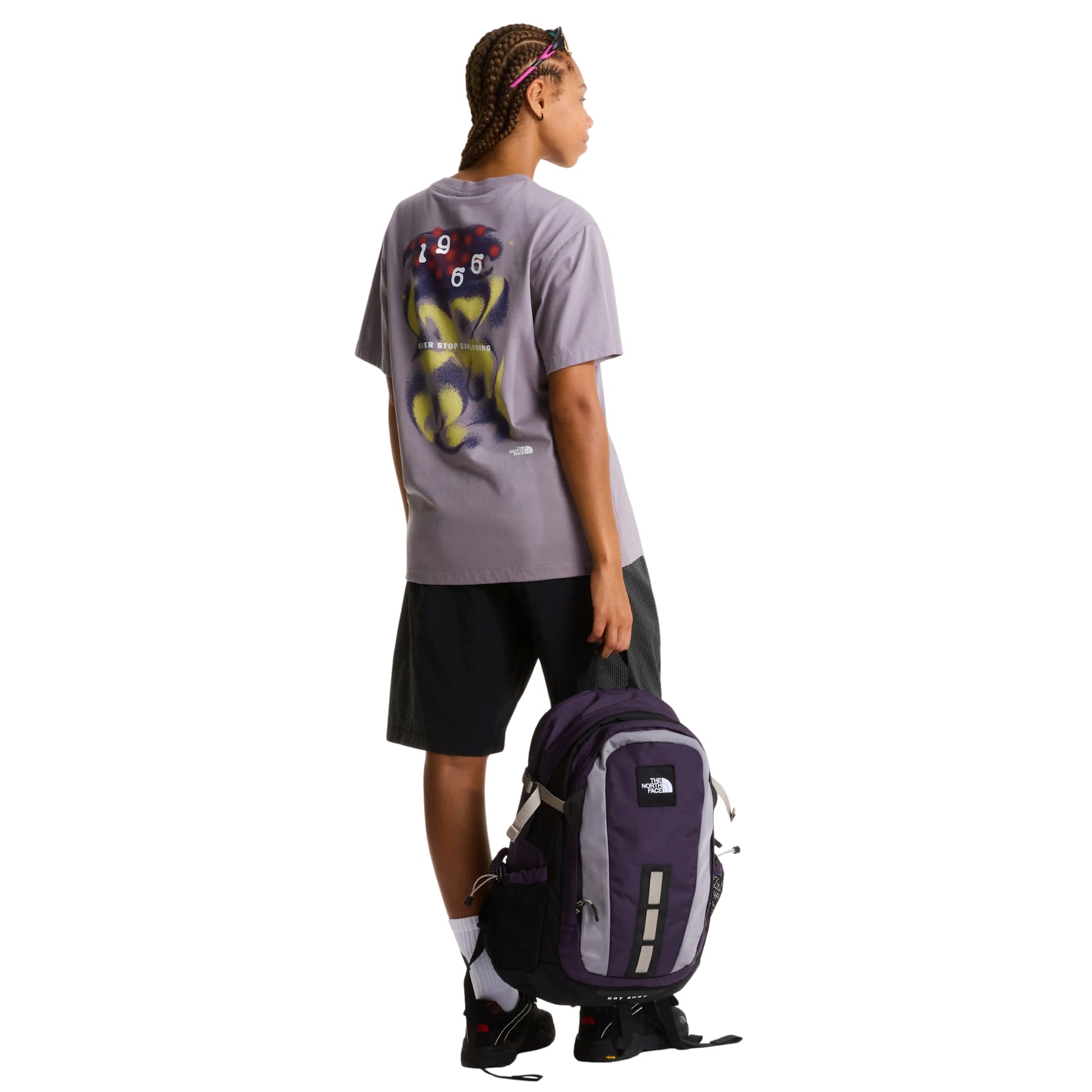 T-Shirt de manga curta unissexo The North Face 1966 Motion Relaxed Graphic em Cinza Transcendent. Foto da parte de trás, vestida em modelo feminino.