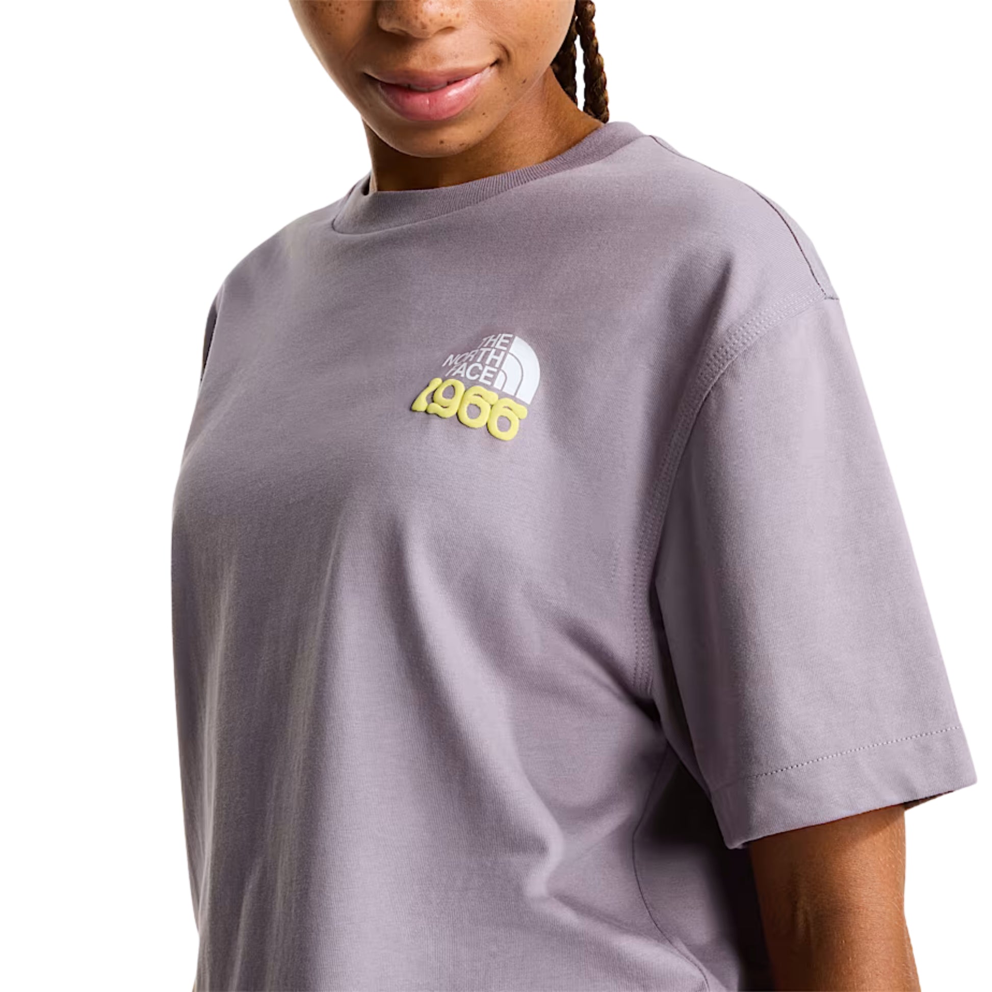 T-Shirt de manga curta para homem The North Face 1966 Motion Relaxed Graphic em Cinza Transcendent. Foto da de detalhe da parte da frente, vestida em modelo feminino.