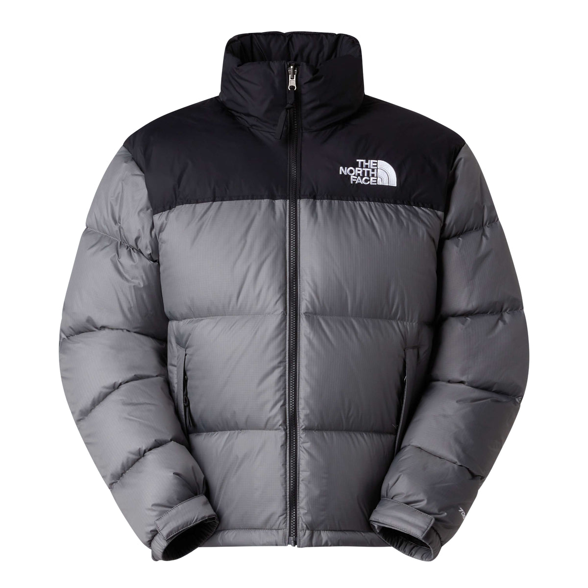 Vista frontal do casaco The North Face 1996 Retro Nuptse Smoked Pearl/TNF Black, com gola subida e logótipo branco no peito.