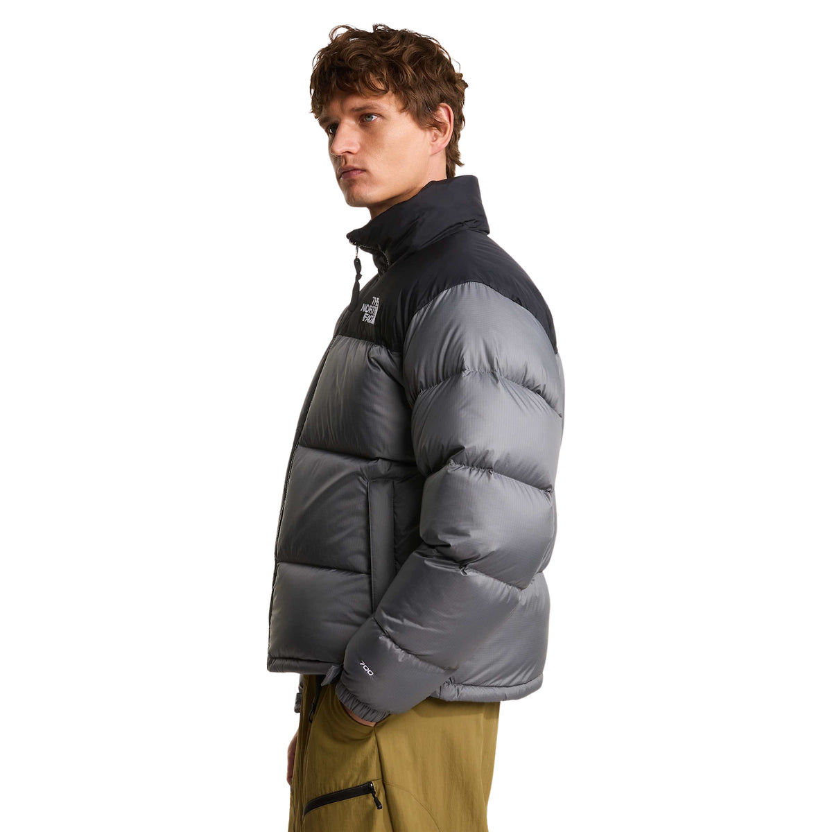 Vista lateral do casaco The North Face 1996 Retro Nuptse Smoked Pearl/TNF Black vestido, com gola subida e painéis acolchoados.