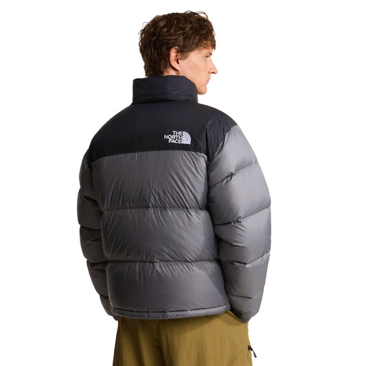 Vista traseira do casaco The North Face 1996 Retro Nuptse cinzento e preto, com logótipo branco no ombro direito.